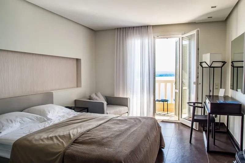 Wakacje w wygodnym łóżku - dlaczego warto zadbać o dobry materac w pokoju hotelowym?